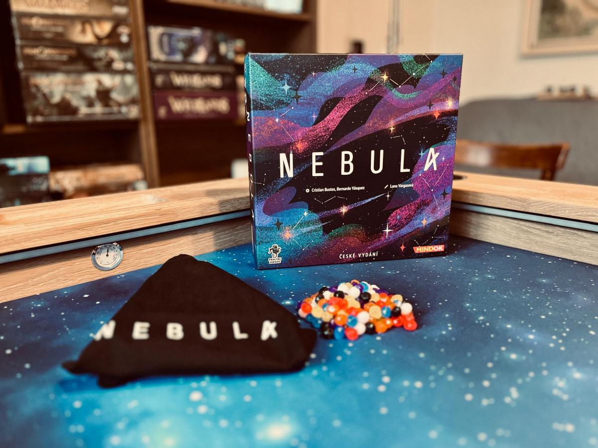 Zatrolené hry: recenze hry Nebula – barevný vesmír v krabičce